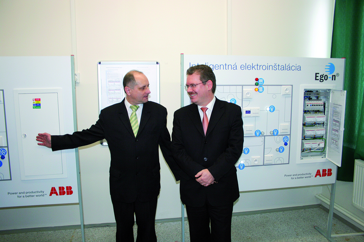Obr. 2 Marcel van der hoek, generálnyriaditeľ ABB, s.r.o. s riaditeľom školy Ing. Milanom Duroškom 